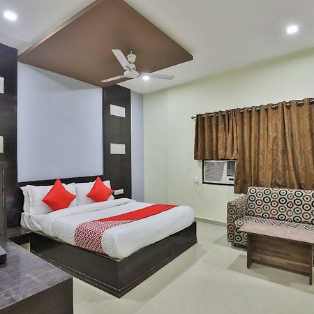 Oyo Flagship 19003 Hotel Rudra Mahal Ahmedabad Buitenkant foto