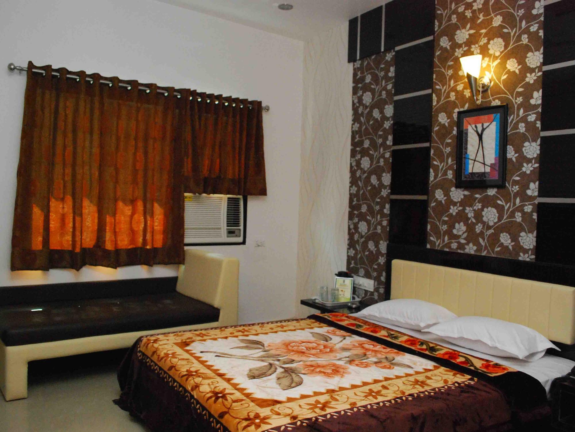 Oyo Flagship 19003 Hotel Rudra Mahal Ahmedabad Buitenkant foto
