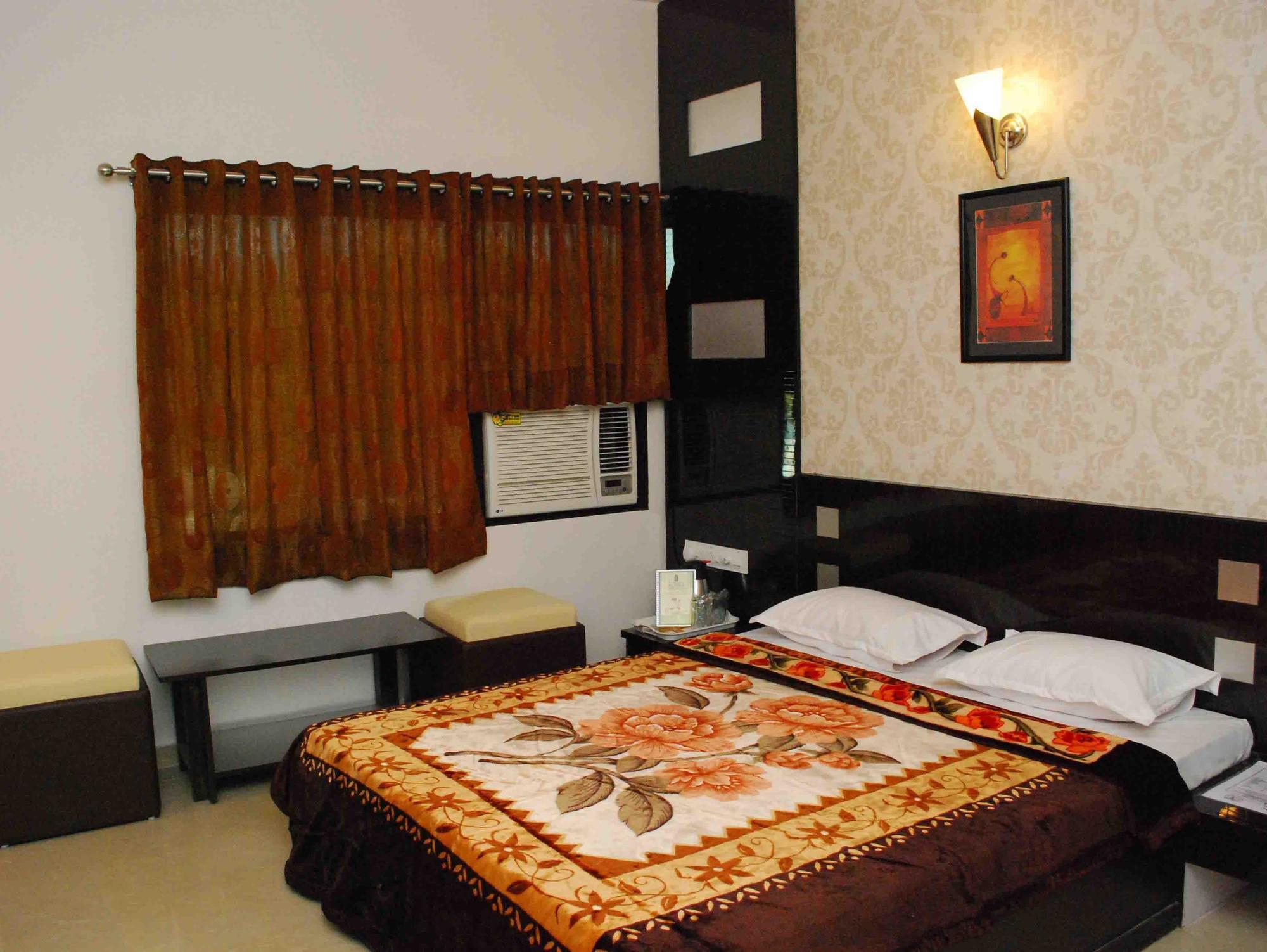 Oyo Flagship 19003 Hotel Rudra Mahal Ahmedabad Buitenkant foto