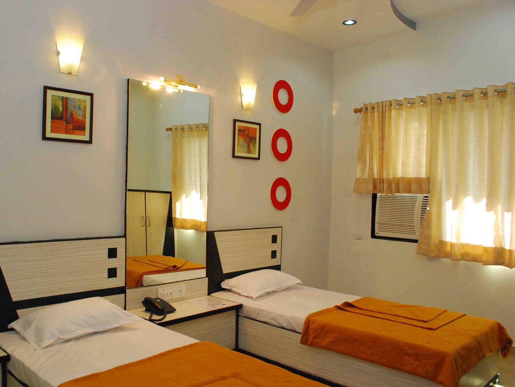 Oyo Flagship 19003 Hotel Rudra Mahal Ahmedabad Buitenkant foto