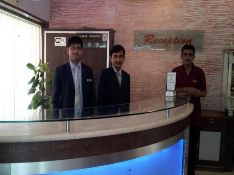 Oyo Flagship 19003 Hotel Rudra Mahal Ahmedabad Buitenkant foto