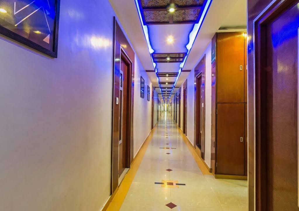 Oyo Flagship 19003 Hotel Rudra Mahal Ahmedabad Buitenkant foto