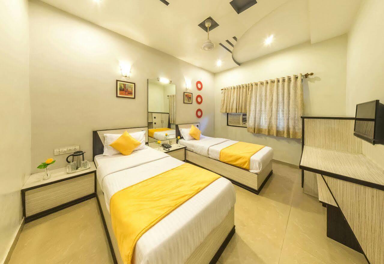 Oyo Flagship 19003 Hotel Rudra Mahal Ahmedabad Buitenkant foto