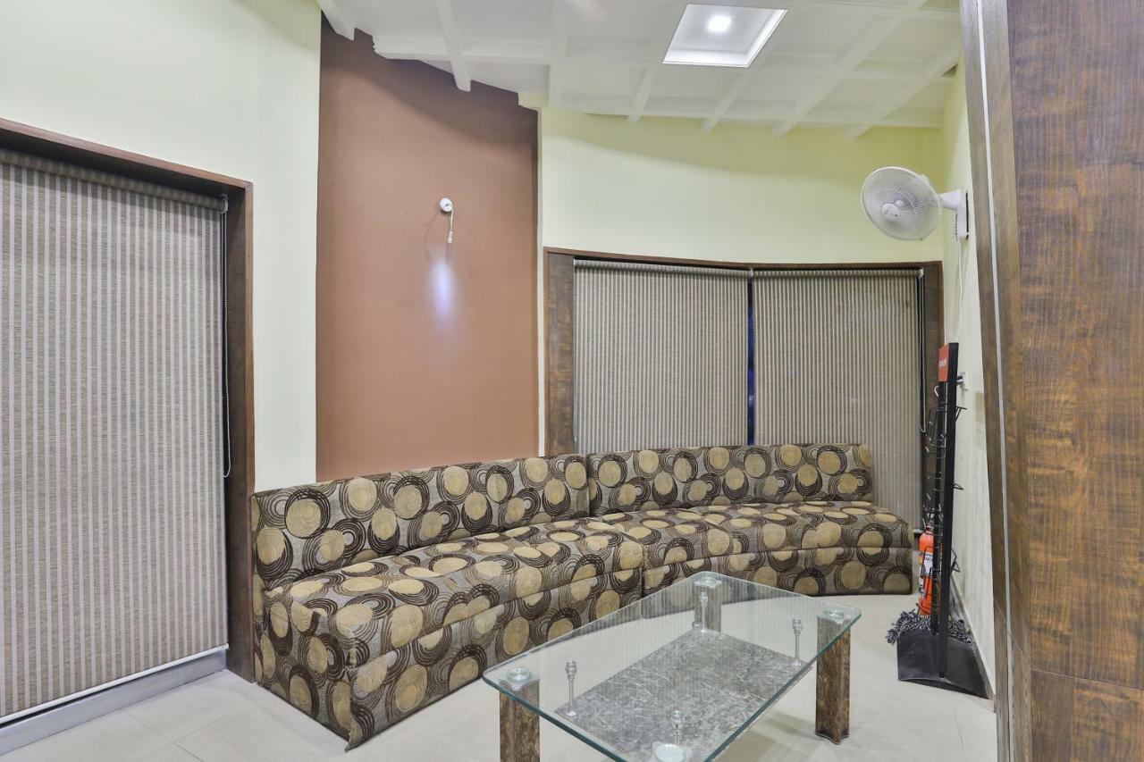 Oyo Flagship 19003 Hotel Rudra Mahal Ahmedabad Buitenkant foto