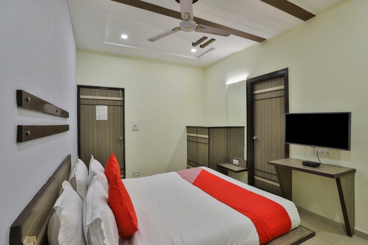 Oyo Flagship 19003 Hotel Rudra Mahal Ahmedabad Buitenkant foto
