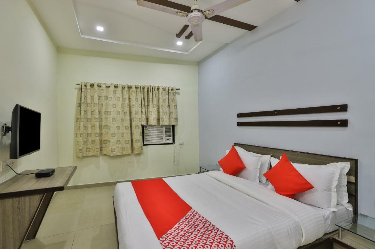 Oyo Flagship 19003 Hotel Rudra Mahal Ahmedabad Buitenkant foto